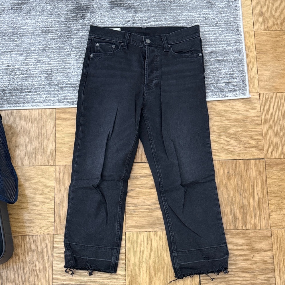 Straight high rise jeans with frayed bottom